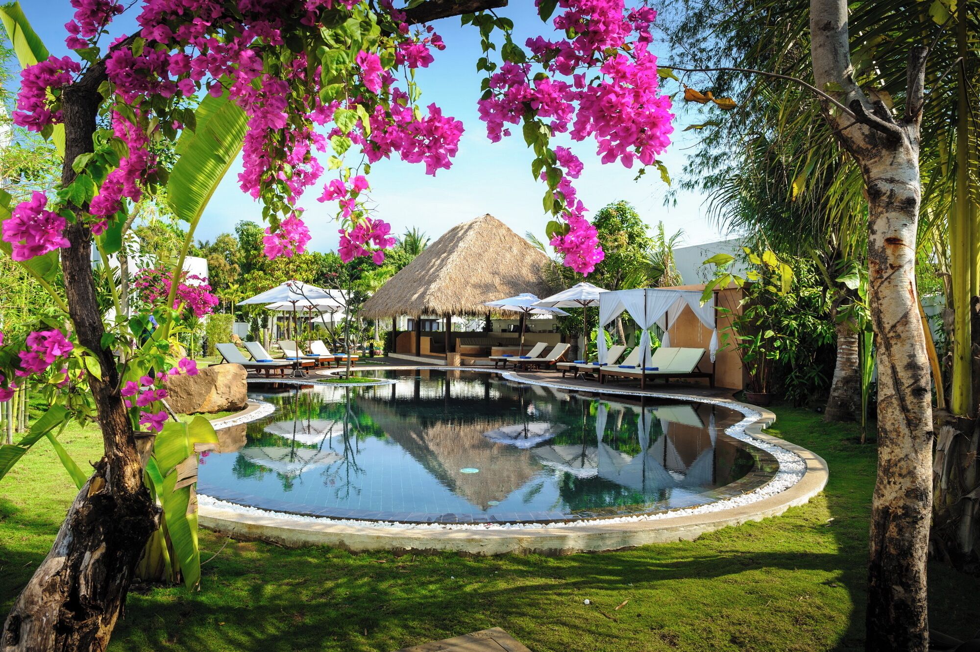 3 outdoor pools, free pool cabanas, pool umbrellas