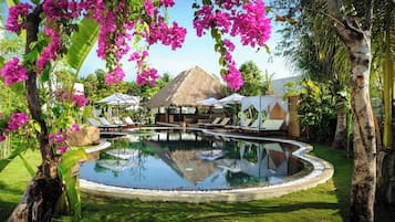 3 outdoor pools, free pool cabanas, pool umbrellas