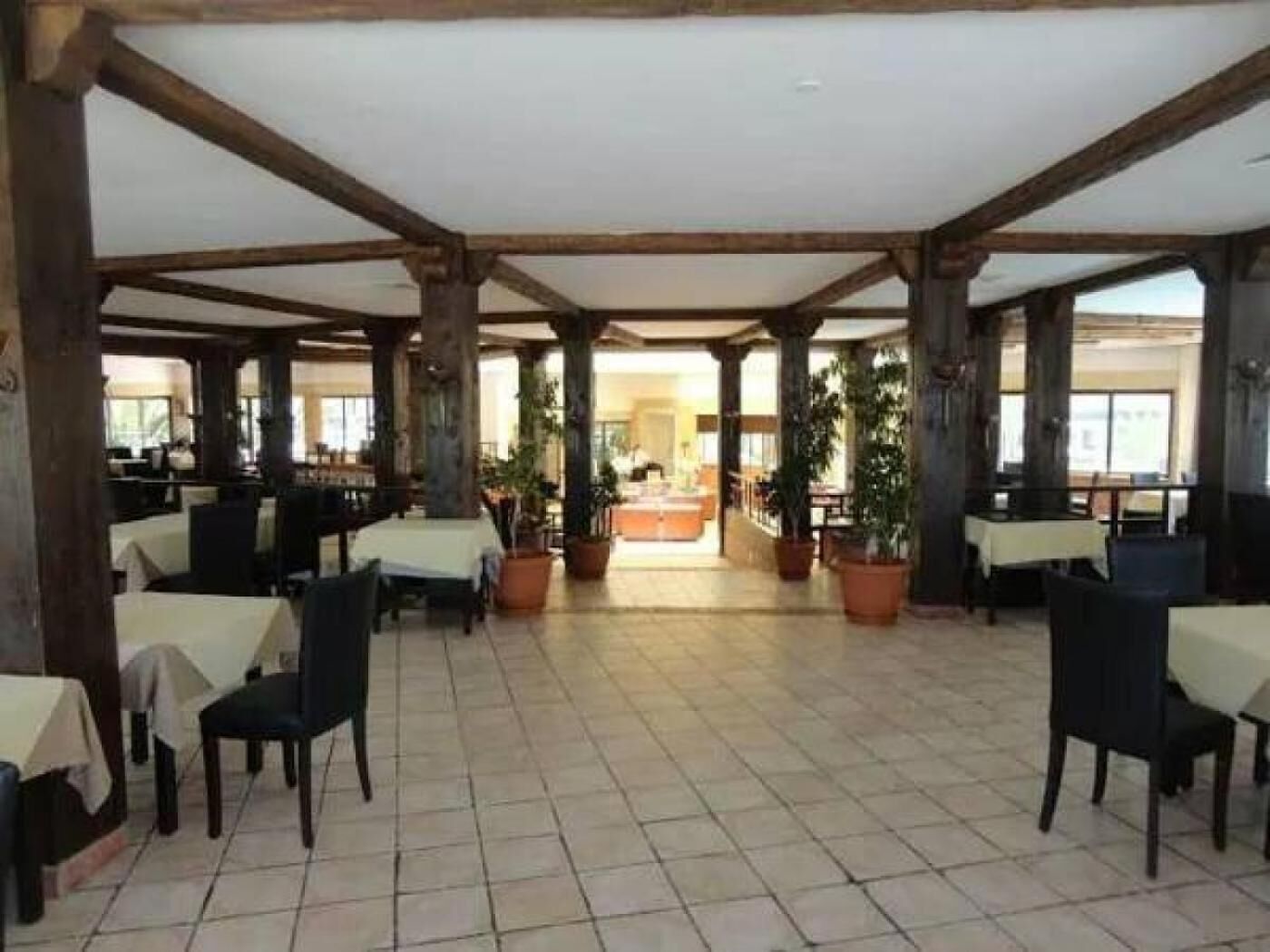 breakfast, lunch and dinner served