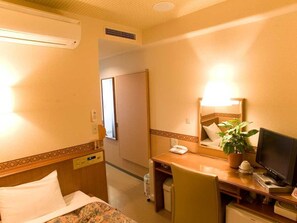 A hotel room with a bed, desk, chair, TV, and a potted plant. - Kuretake Inn Hamamatsu Nishi Inter (Hamamatsu)