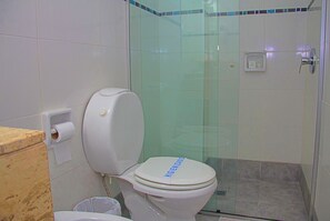 Douche, douche à « effet pluie », articles de toilette gratuits
