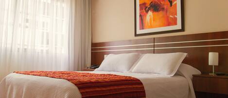 スーペリア ルーム クイーンベッド 1 台 | 羽毛の掛け布団、ミニバー、セーフティボックス (室内)、デスク