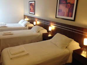 ألحفة محشوة بالريش وميني بار وخزنة داخل الغرفة ومكتب