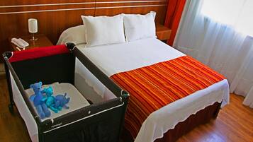 Superior-rum - 1 queensize-säng | Duntäcken, minibar, värdeförvaringsskåp på rummet och skrivbord