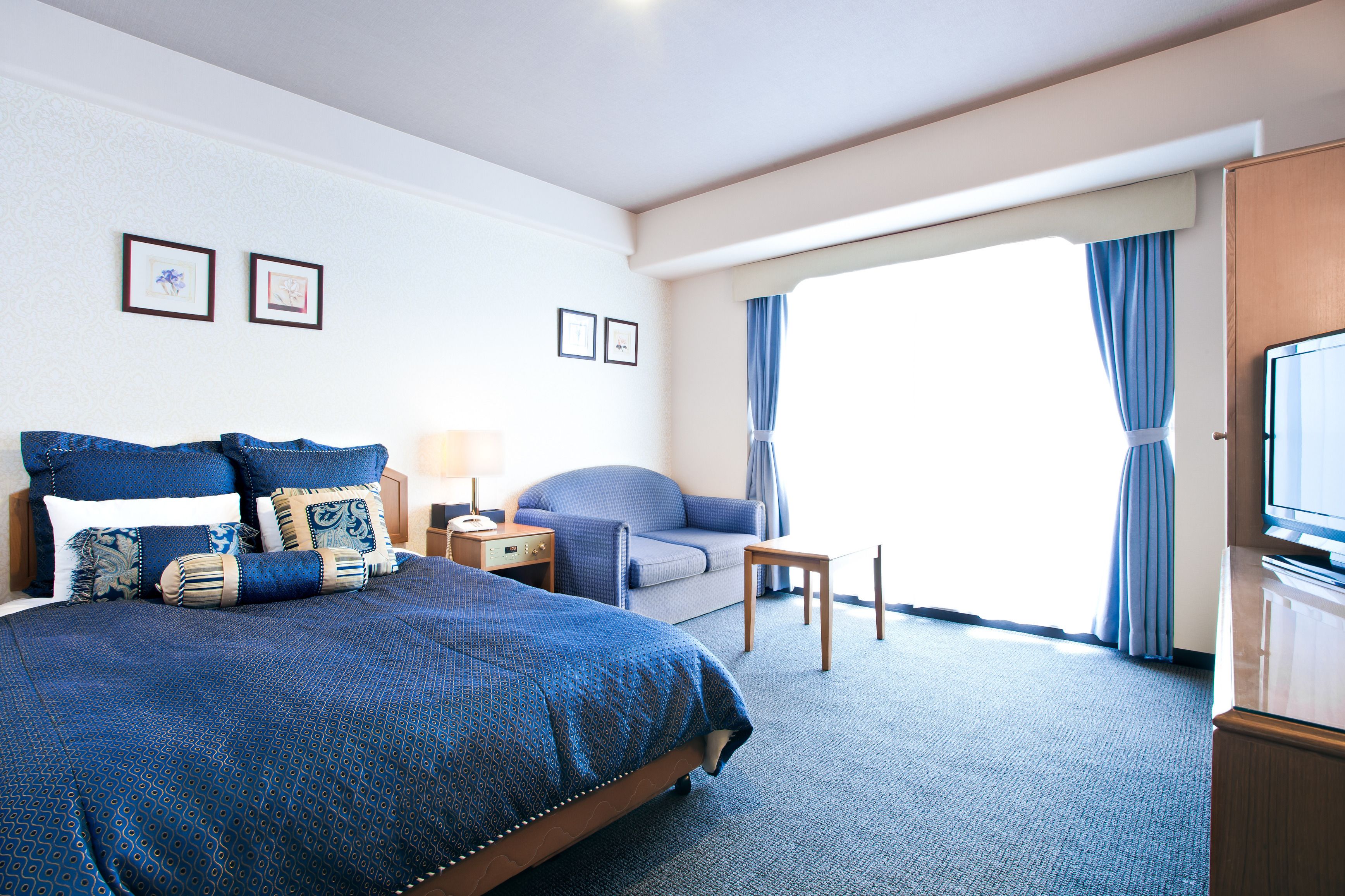 Desk, soundproofing, iron/ironing board, free WiFi