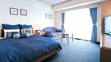 Skrivebord, lydisolert, strykejern/-brett og wi-fi (inkludert)