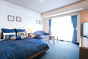 Een bureau, geluiddichte muren, een strijkplank/strijkijzer, gratis wifi