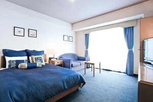 Desk, soundproofing, iron/ironing board, free WiFi