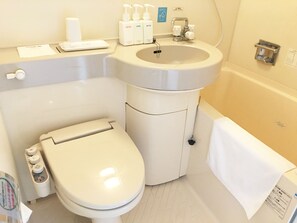 Een bad/douchecombinatie, gratis toiletartikelen, een haardroger