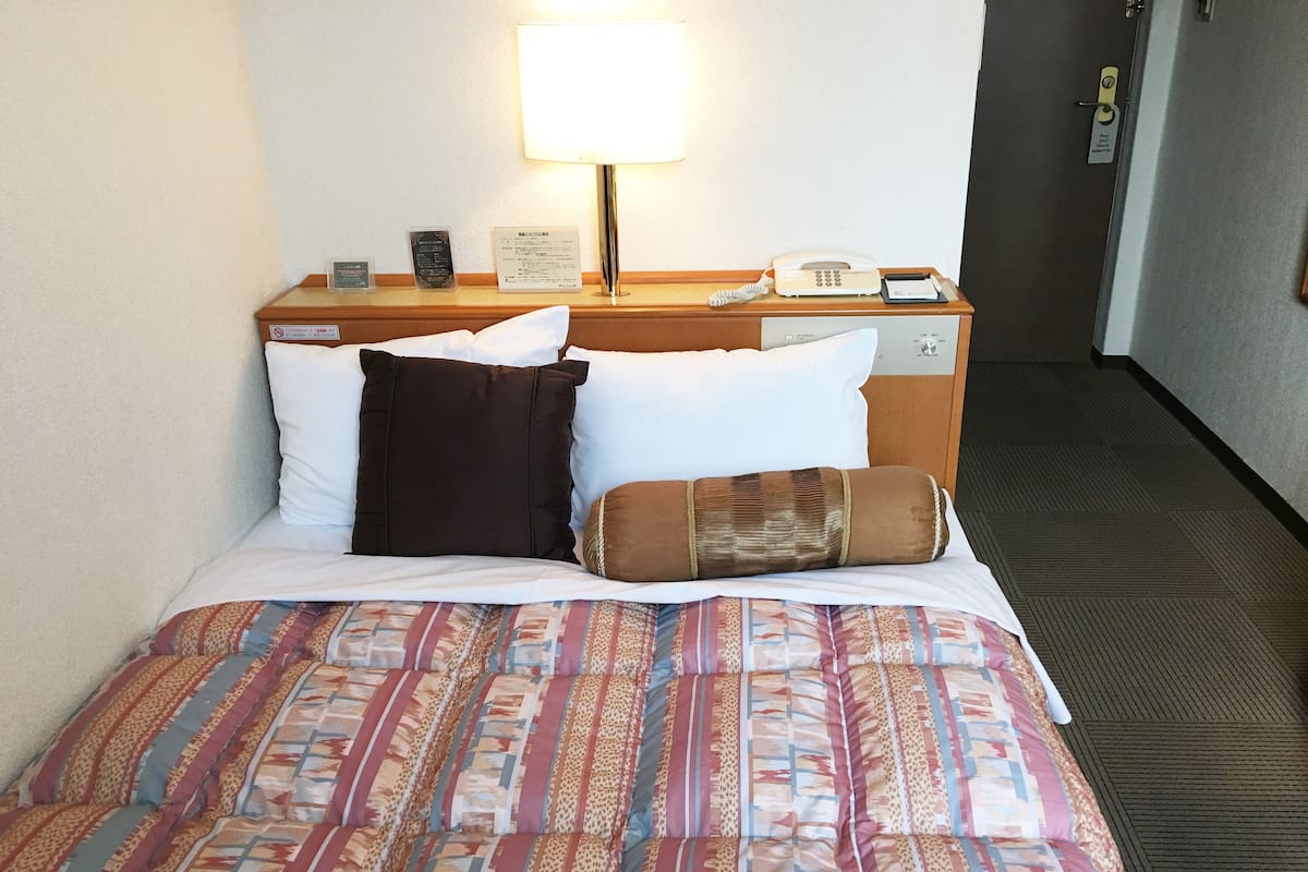 Een strijkplank/strijkijzer, gratis wifi, beddengoed