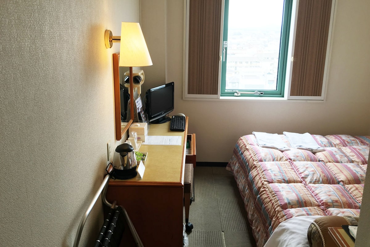 Een strijkplank/strijkijzer, gratis wifi, beddengoed