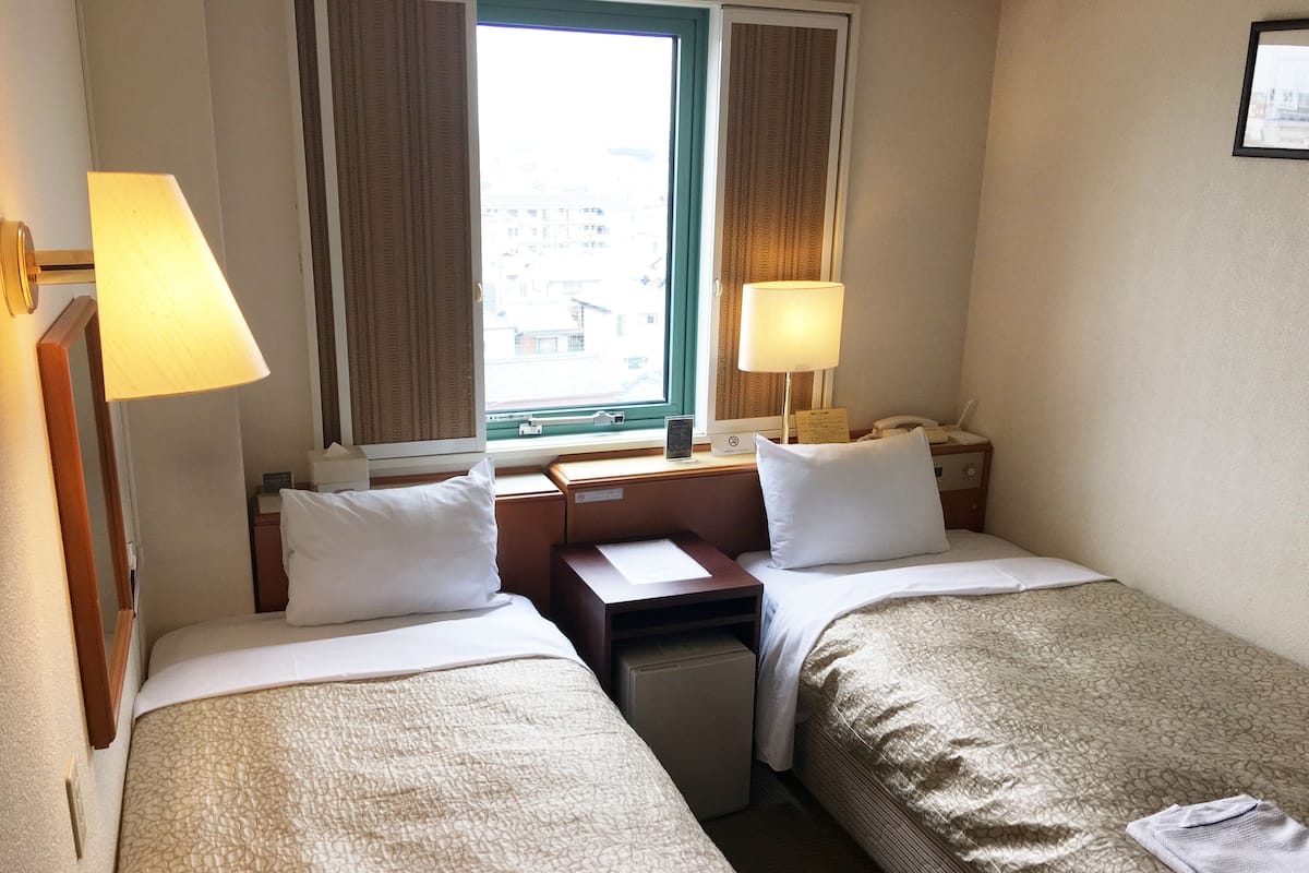 Een strijkplank/strijkijzer, gratis wifi, beddengoed