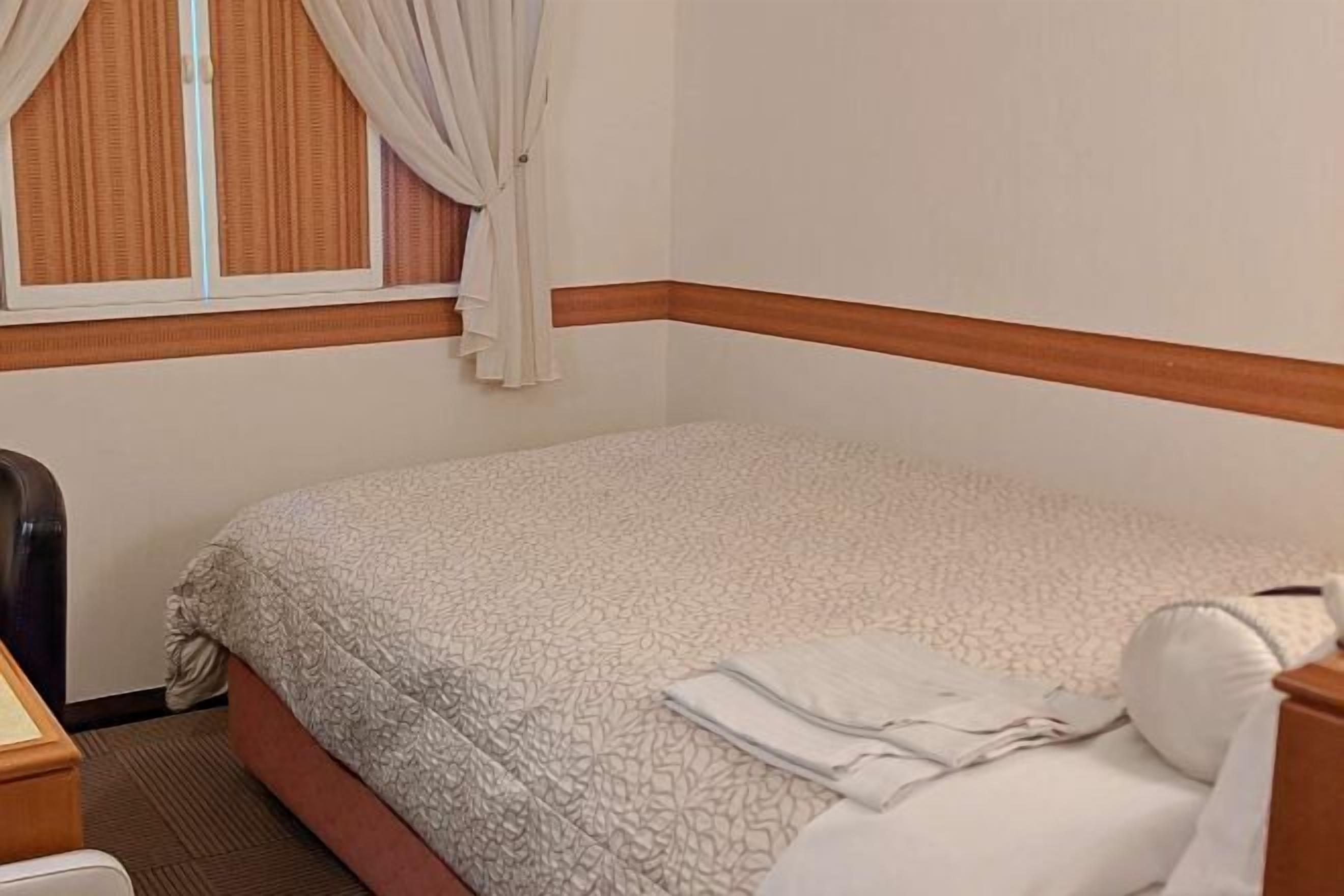 Desk, soundproofing, iron/ironing board, free WiFi