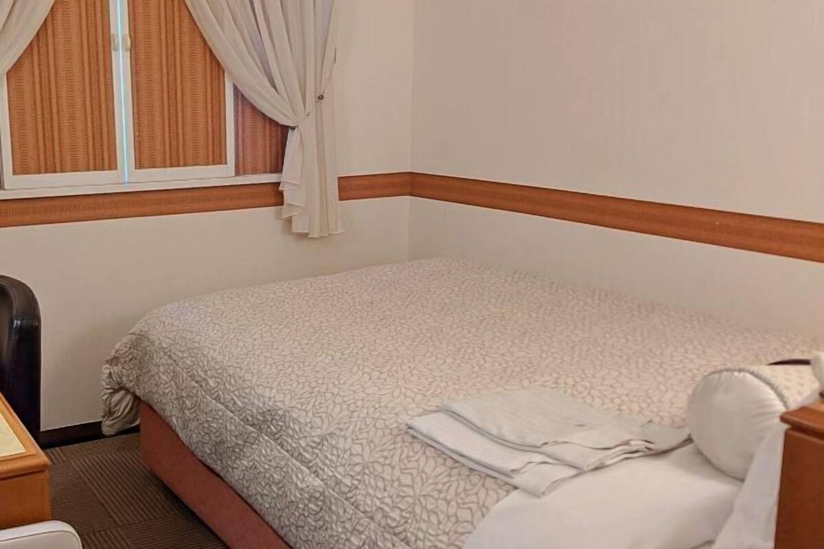 Skrivbord, ljudisolering, strykjÀrn/strykbrÀda och gratis wi-fi