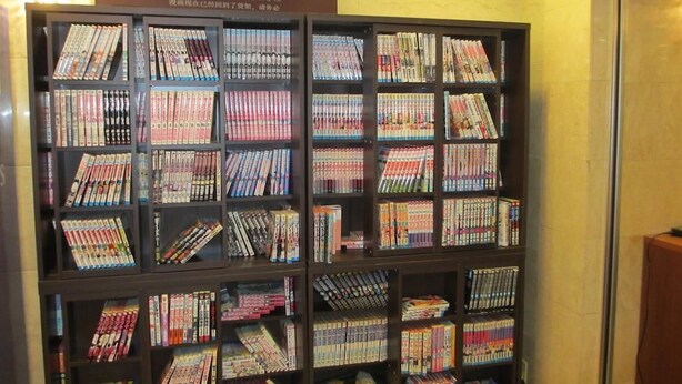 A comic library with multiple shelves of comics. - Ace Inn Kariya (Kariya)