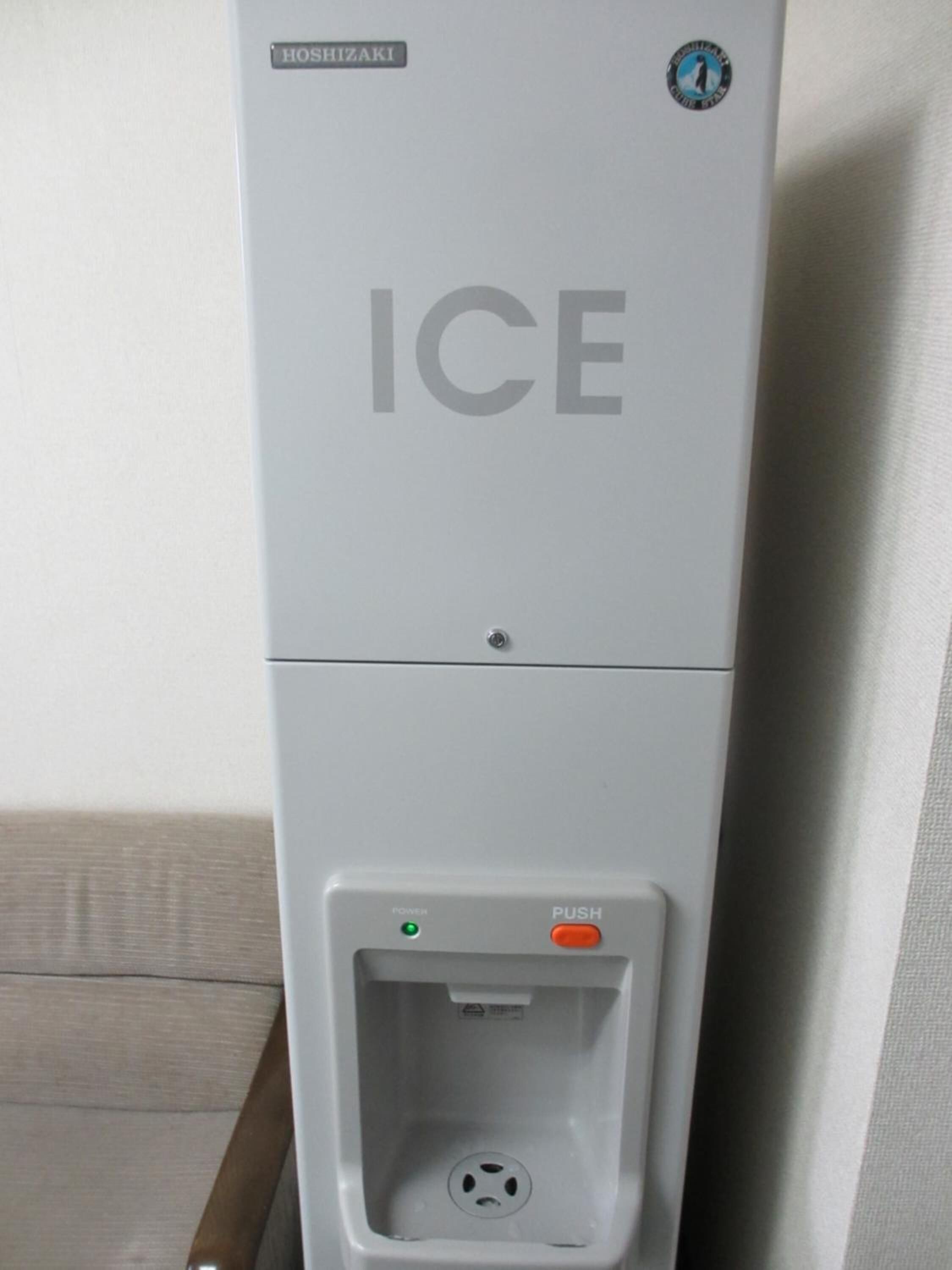 Een witte ijsmachine met het merk 'HOSHIZAKI' en de tekst 'ICE' duidelijk zichtbaar.