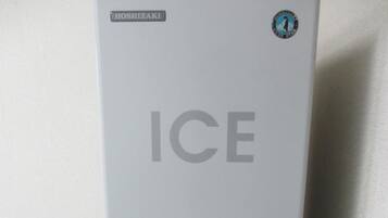 Een witte ijsmachine met het merk 'HOSHIZAKI' en de tekst 'ICE' duidelijk zichtbaar.