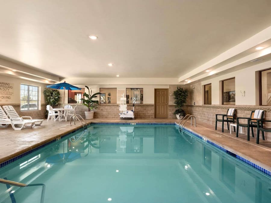 Piscina interna, funciona das 6h às 22h, espreguiçadeiras