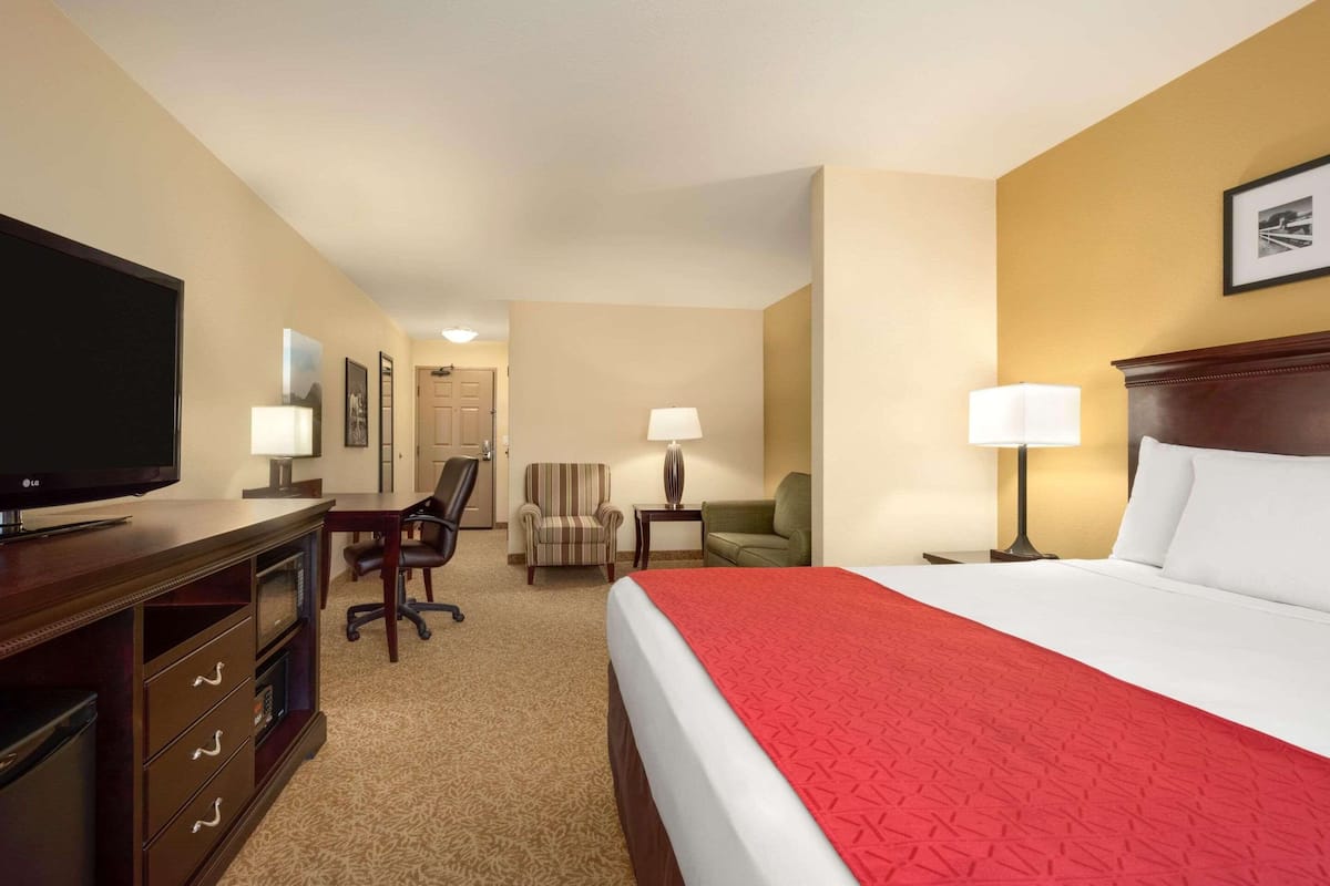 1 bedroom, in-room safe, desk, blackout curtains