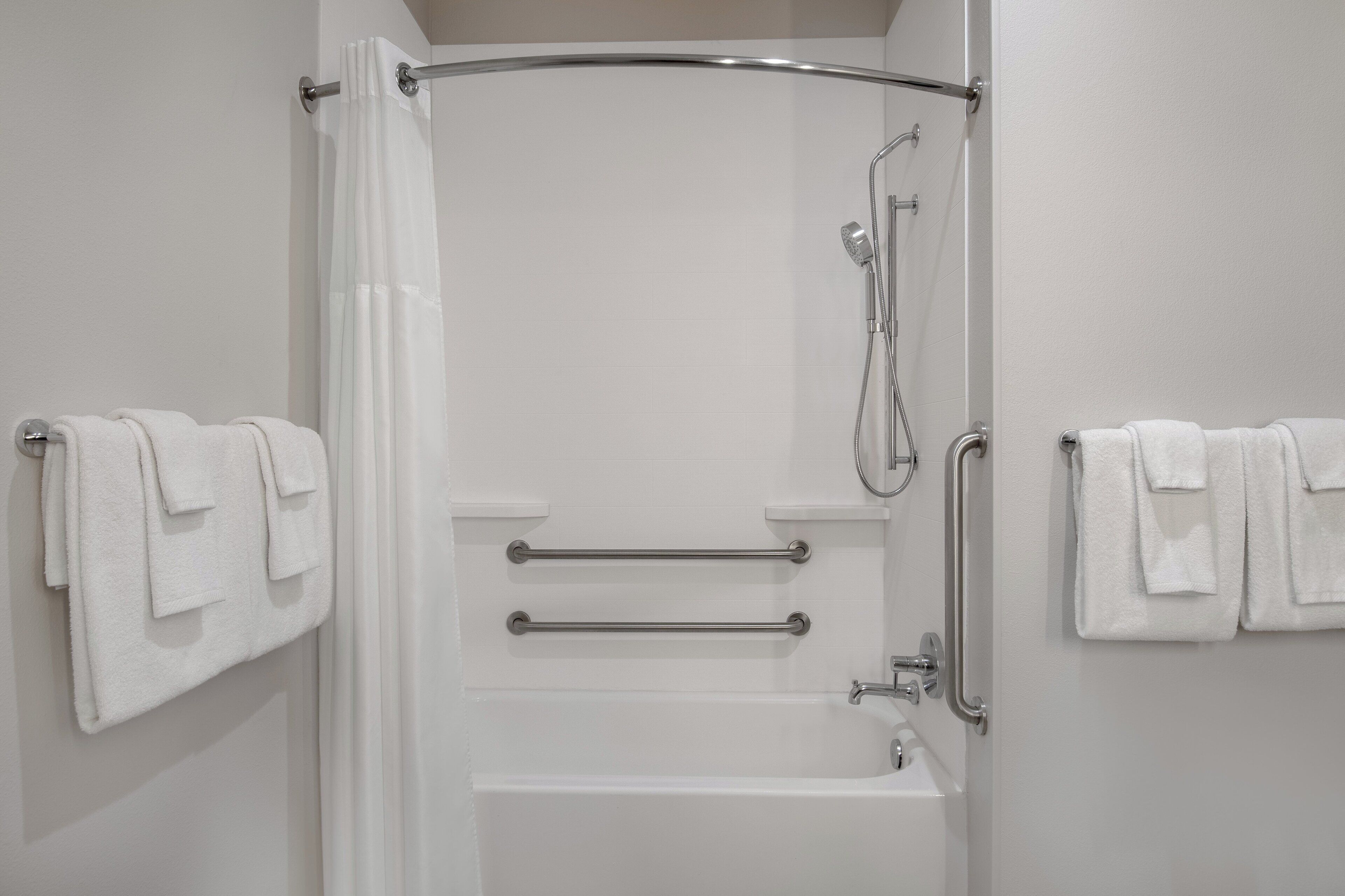 Een bad/douchecombinatie, gratis toiletartikelen, een haardroger