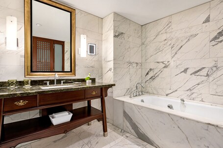 Shangri La Toronto - Image 24