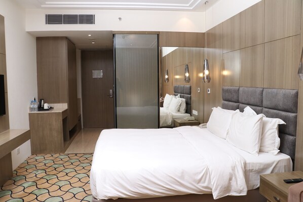 Minibar, in-room safe, desk, blackout curtains - The Aarlis Hotel Panchkula, Vignette Collection by IHG (Panchkula)