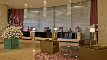 2 bars/lounges, cocktail bar