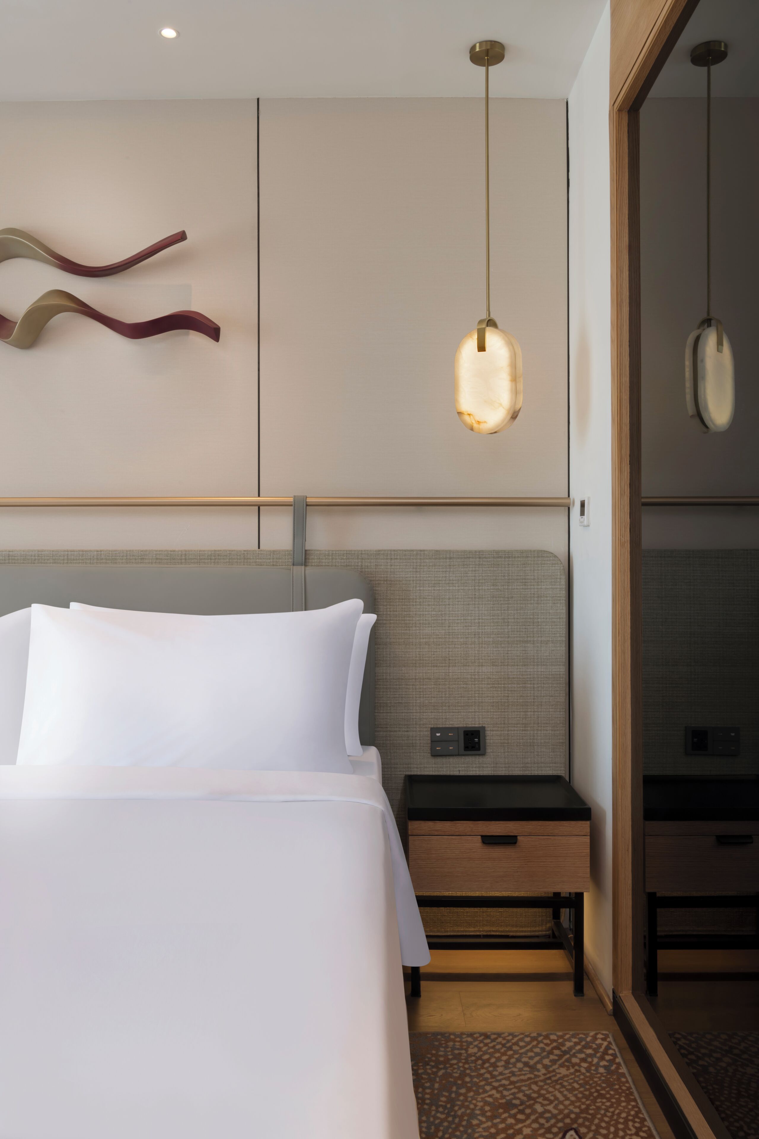 Ropa de cama de alta calidad, colchones con efecto memoria y minibar 