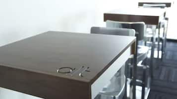 Una habitación moderna y minimalista con una mesa de madera y una silla.