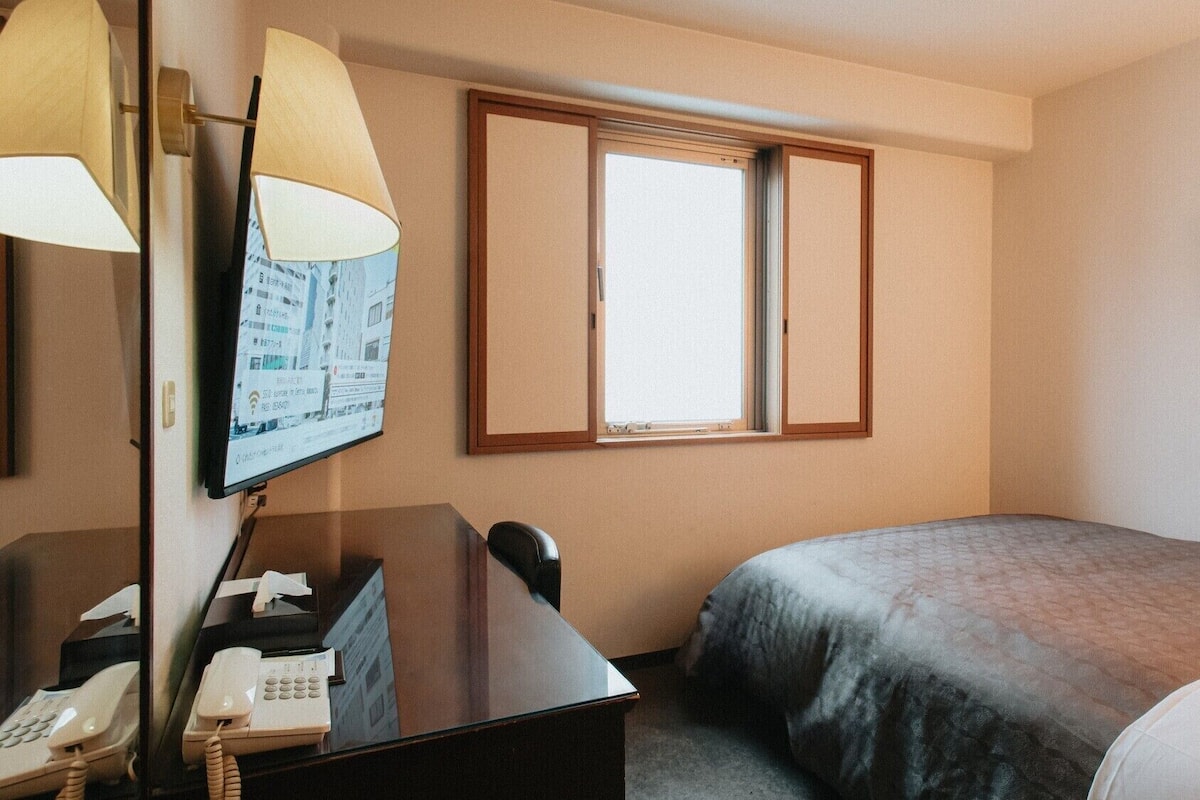 In-room safe, desk, iron/ironing board (on request), WiFi (free)