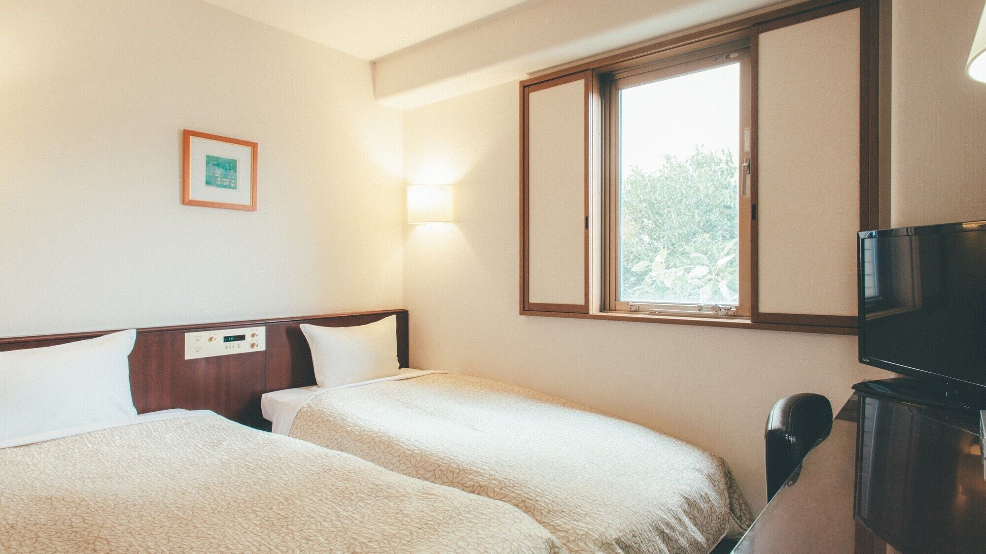 Caixa forta a l'habitació, escriptori i planxa i posts de planxar 