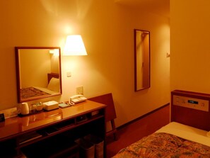 Skrivebord, strykejern/-brett, wi-fi (inkludert) og sengetøy