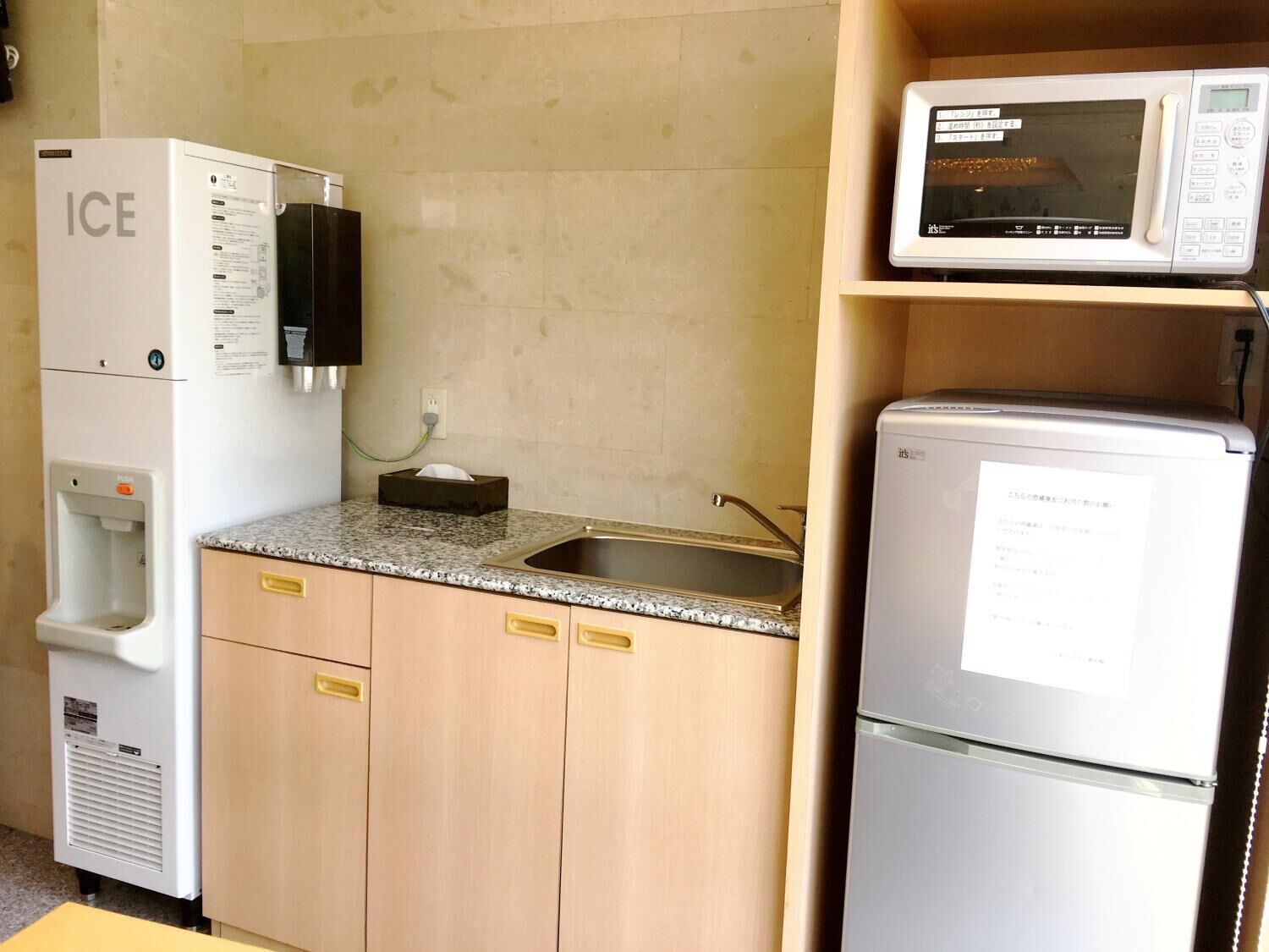 mini-fridge, coffee/tea maker