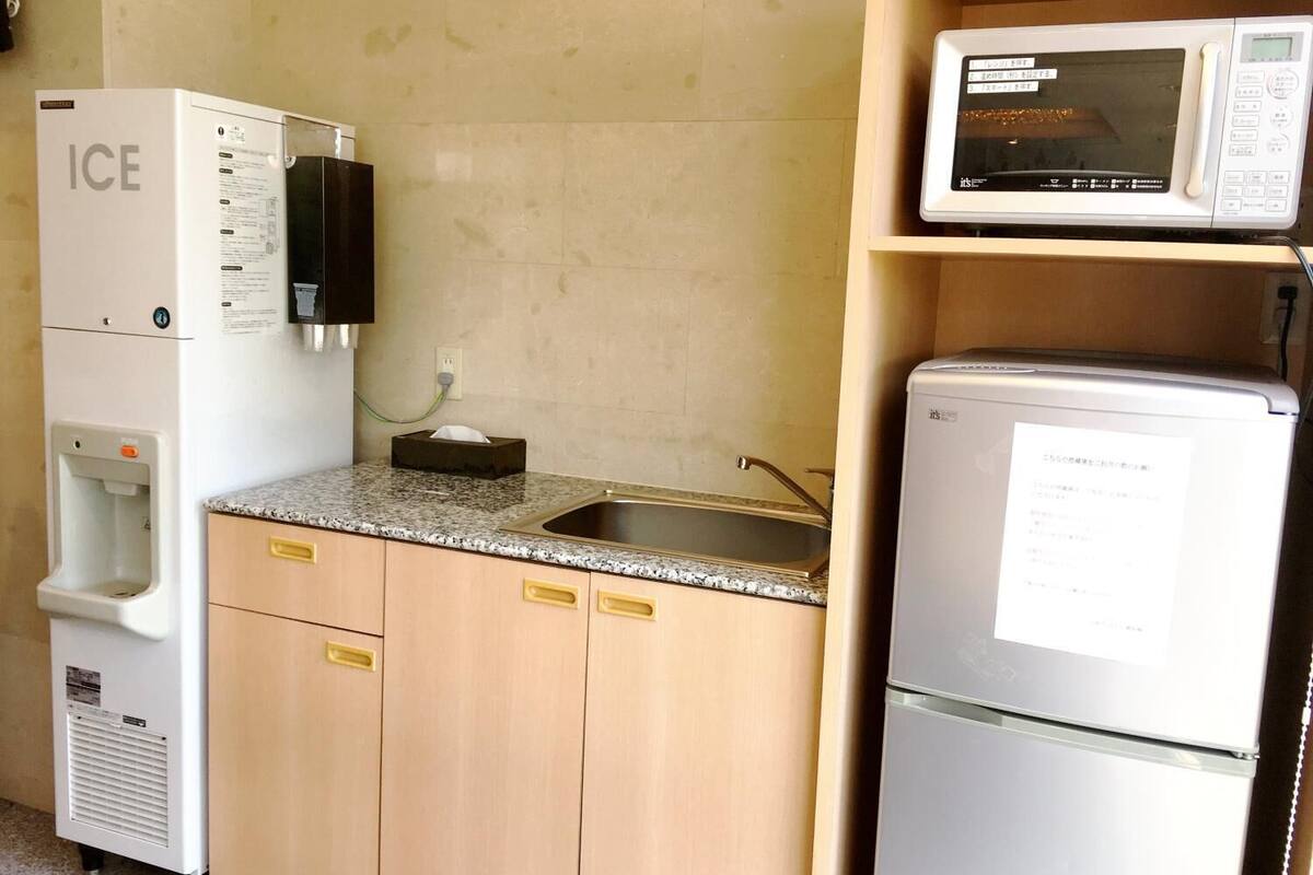 mini-fridge, coffee/tea maker