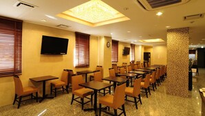 A conference room with tables and chairs, a television, and a patterned column. - Kuretake Inn Yaizu-ekimae (Yaizu)