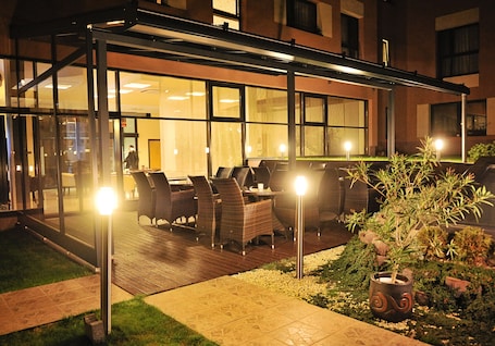 Courtyard. Melrose Apartments 2