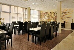 Sarapan Eropah pada hari minggu (EUR 9 seorang) 