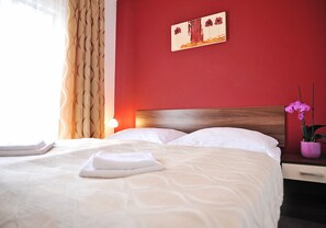 1 soverom, skrivebord, wi-fi (inkludert) og sengetøy