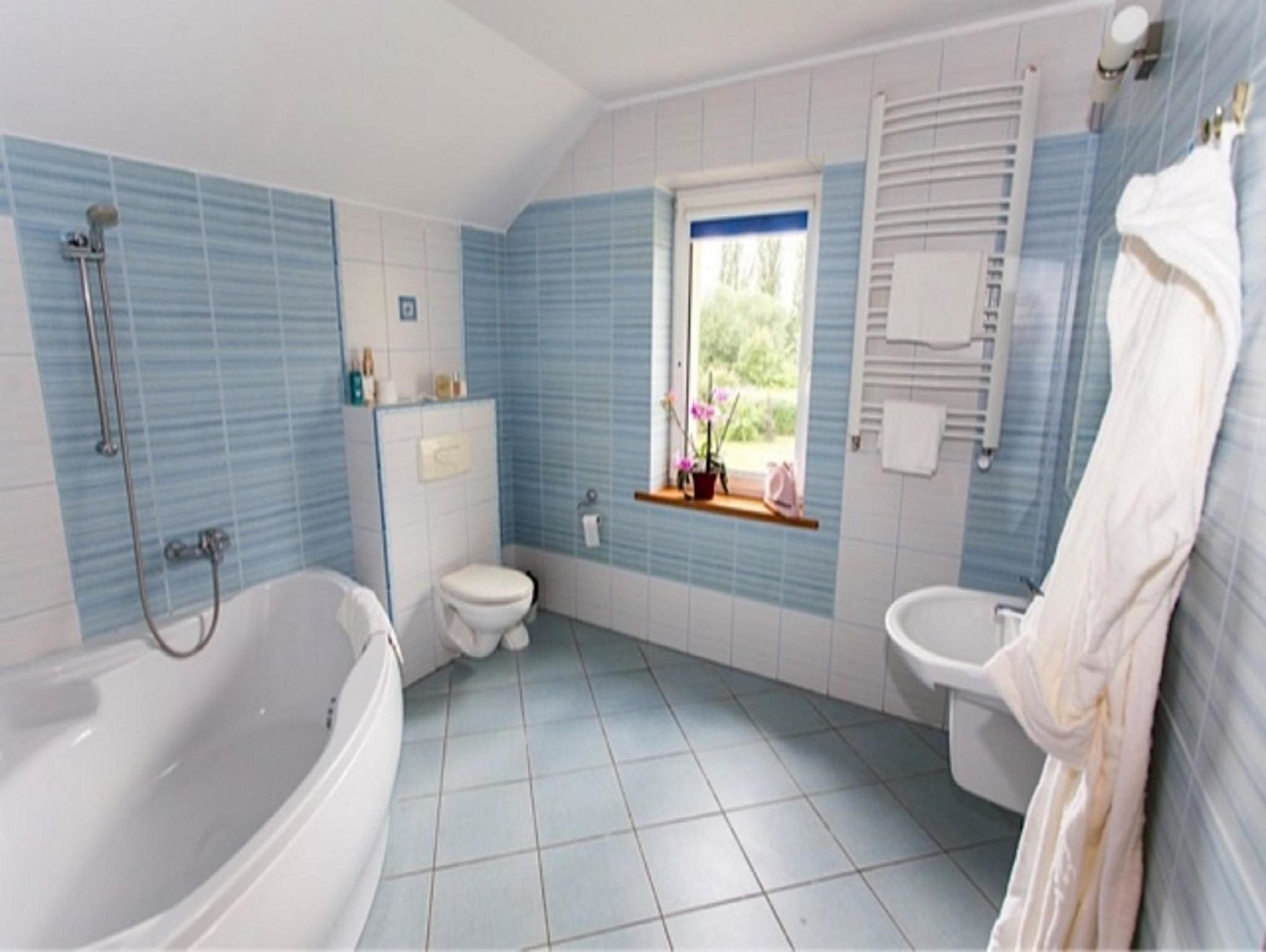 Standard Room | Bathroom | Free toiletries, hair dryer