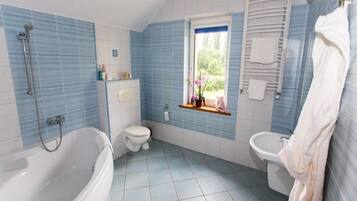 Standard Room | Bathroom | Free toiletries, hair dryer