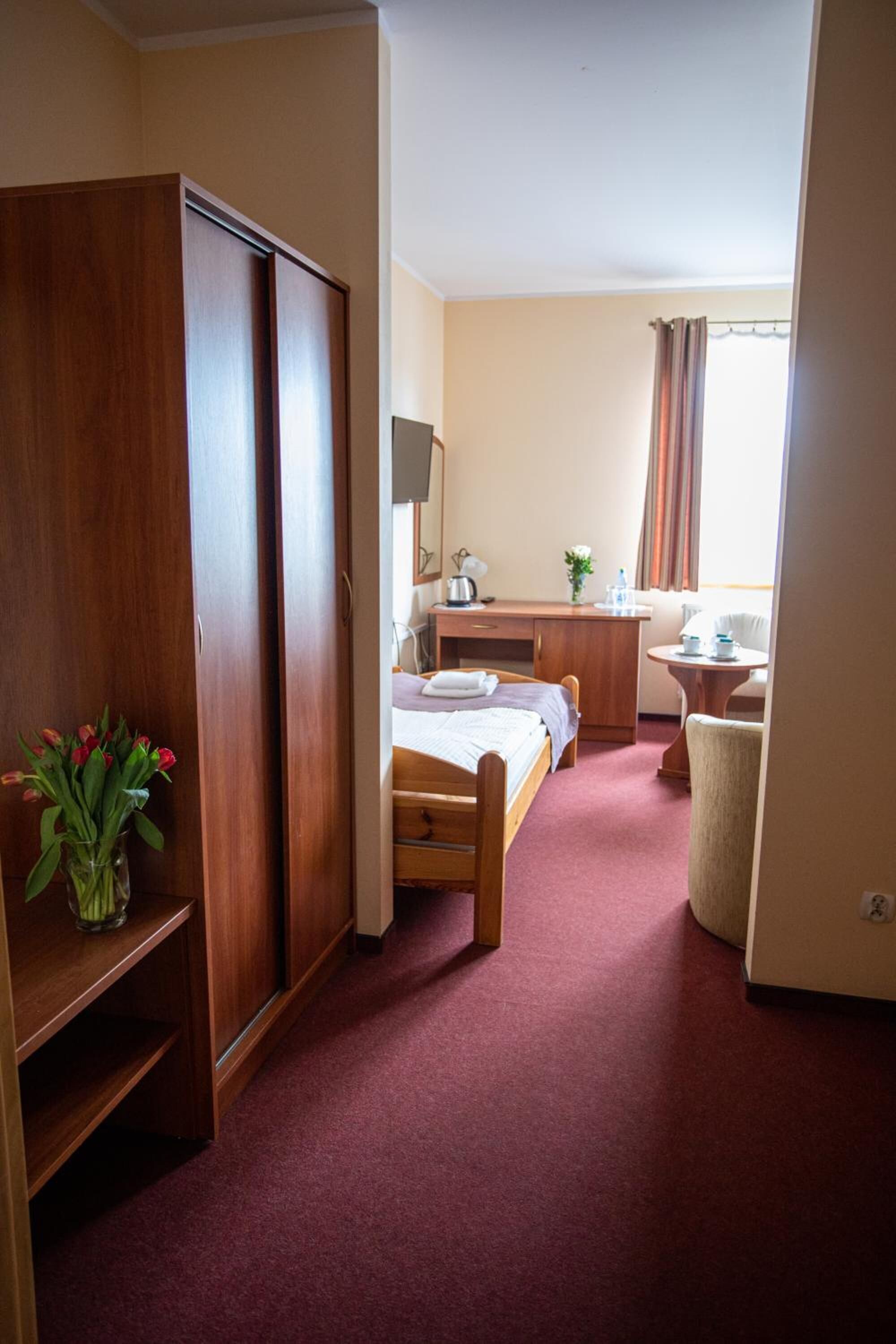 Coffres-forts dans les chambres, bureau, fer et planche à repasser