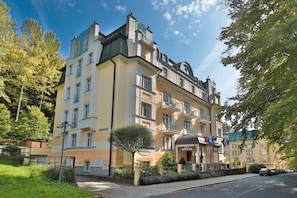 Front of property - Villa Savoy Spa Park Hotel (Marianske Lazne)