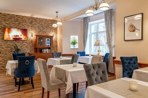 Breakfast, lunch, dinner served; local cuisine  - Villa Savoy Spa Park Hotel (Marianske Lazne)