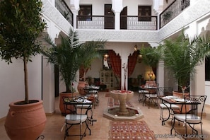 Outdoor dining - Riad Shaloma (Marrakech)