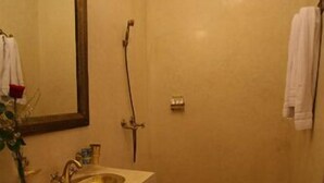 Senior Suite | Bathroom | Shower, free toiletries, hair dryer, bathrobes - Riad Shaloma (Marrakech)