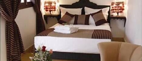 Zimmersafe, Verdunkelungsvorhänge, Bügeleisen/Bügelbrett