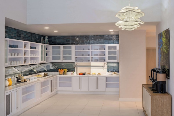 Serveert ontbijt, lunch en diner