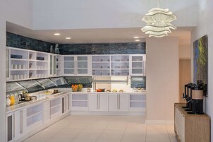 供應早餐、午餐及晚餐