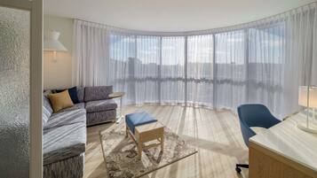 Hochwertige Bettwaren, Zimmersafe, individuell dekoriert