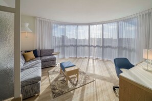 Hochwertige Bettwaren, Zimmersafe, individuell dekoriert